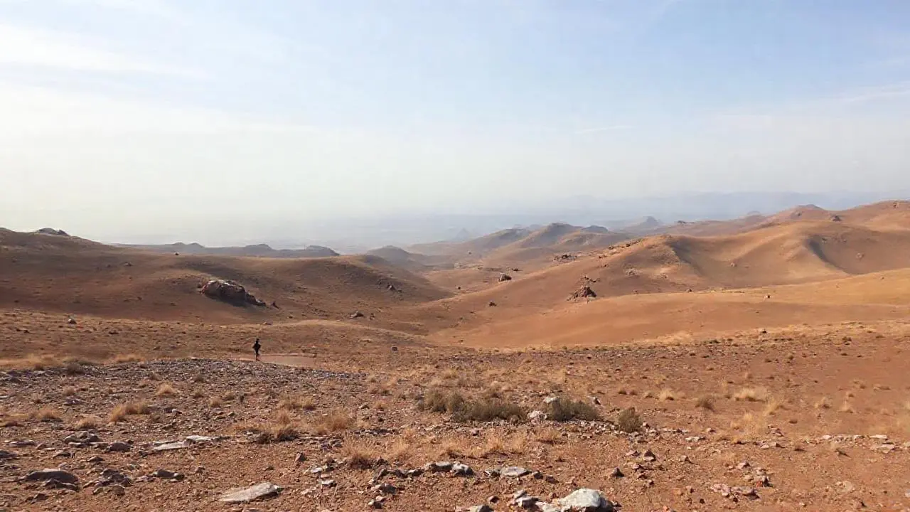 Paisaje árido, vasto y silencioso