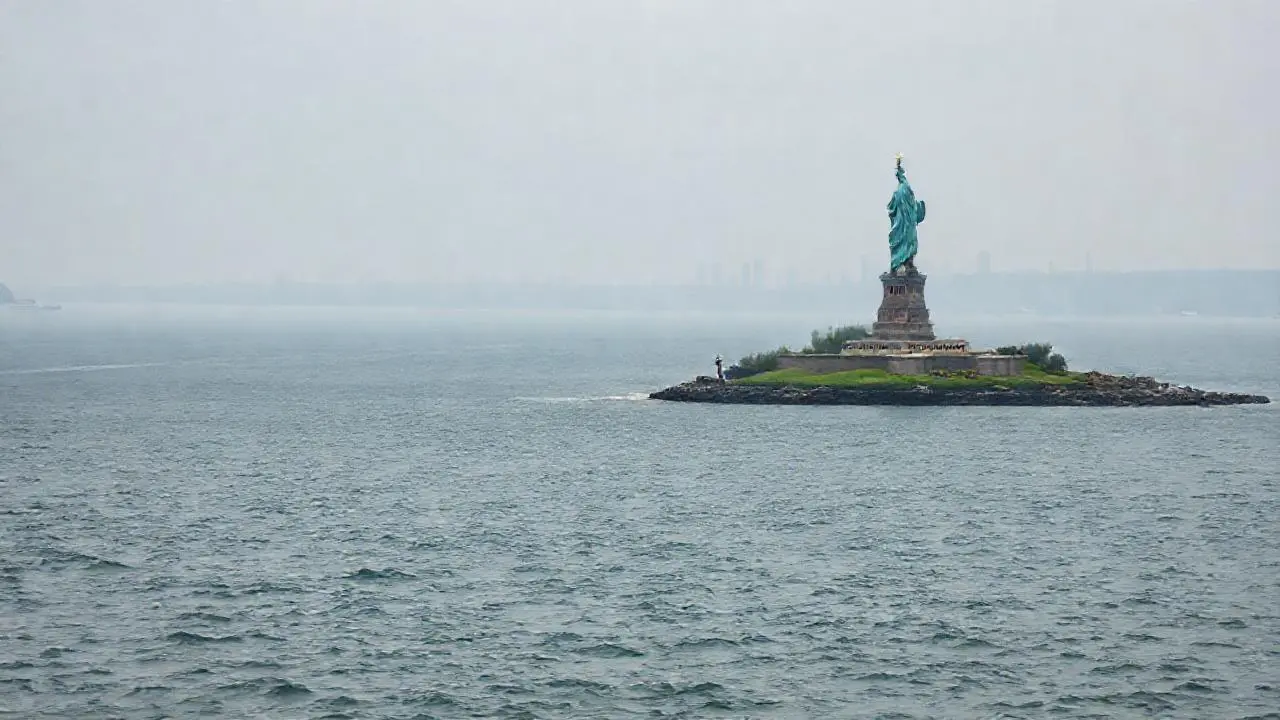 Calma marina, estatua y espacio infinito