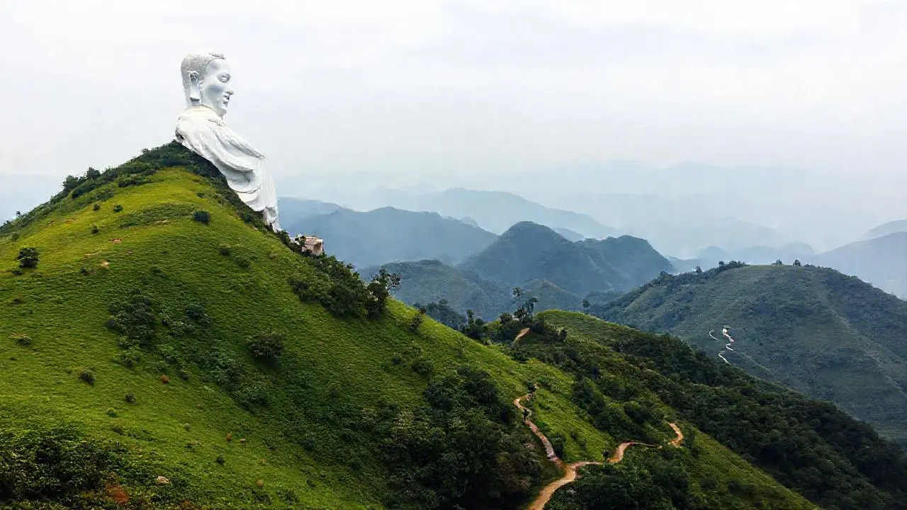 Majestuosa estatua domina un paisaje sereno