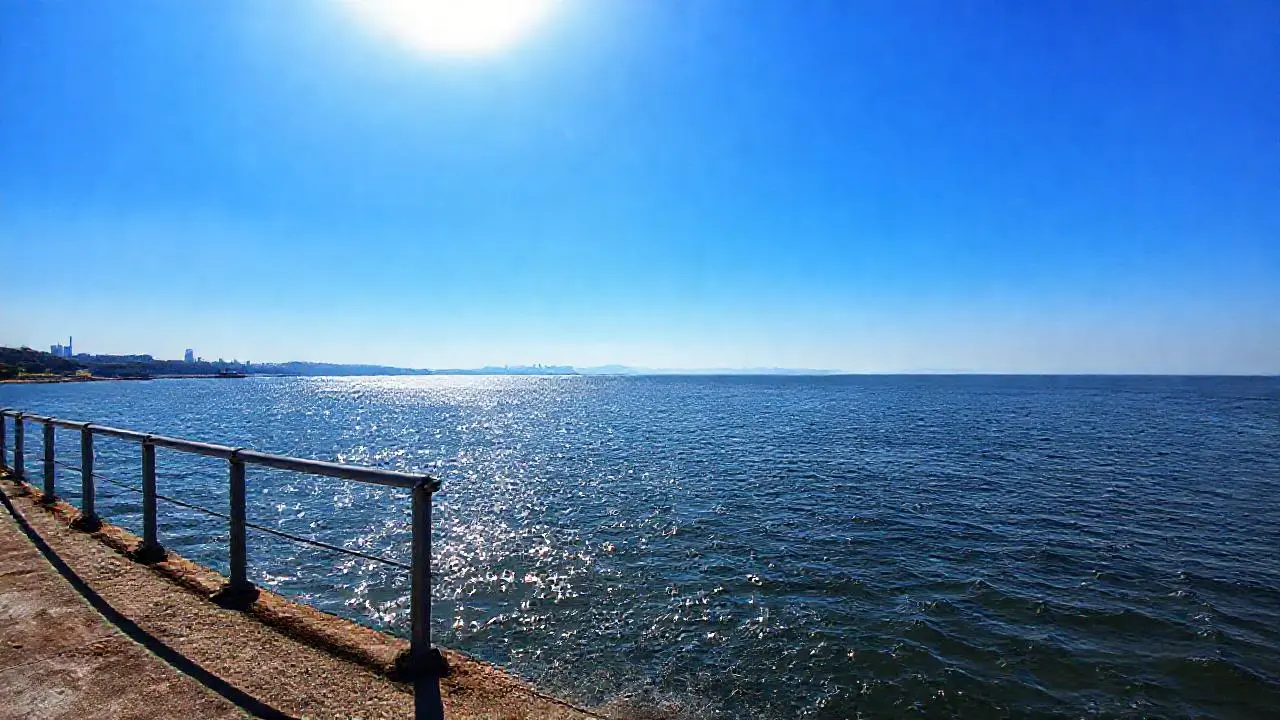 Un paisaje marítimo sereno y vasto