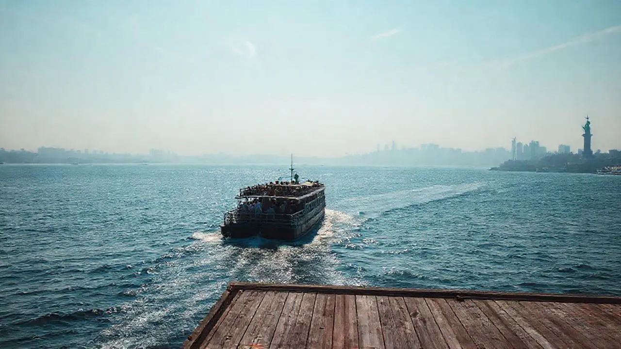 Tranquila escena marítima, difusa y lejana