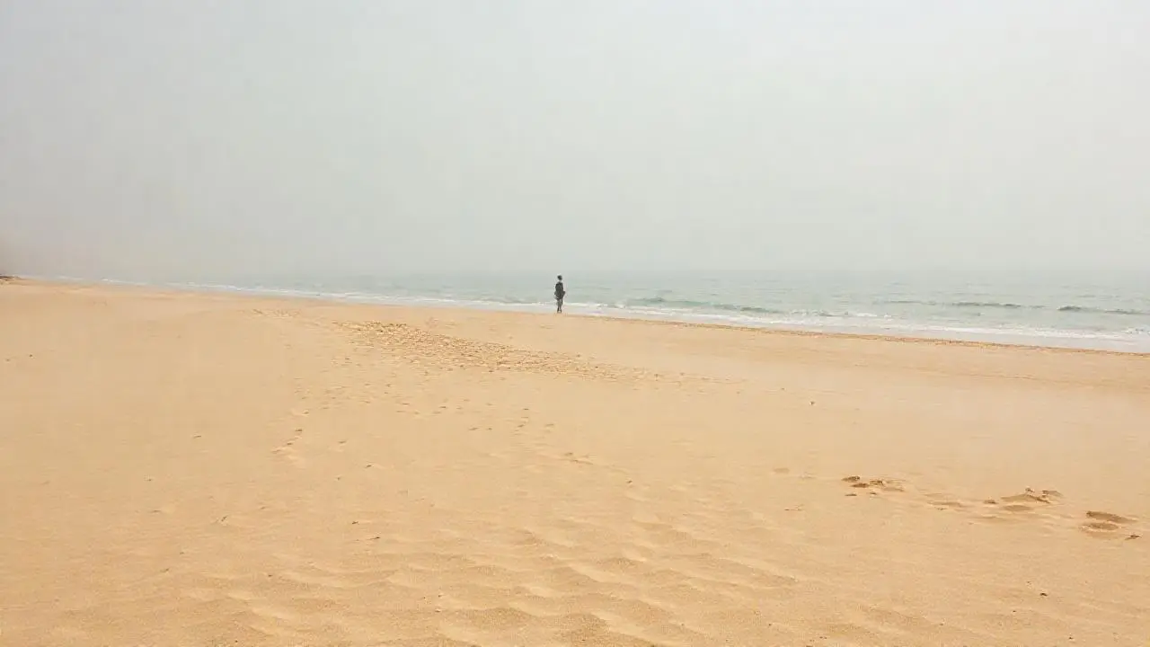 Playa serena, extensa y bañada de luz