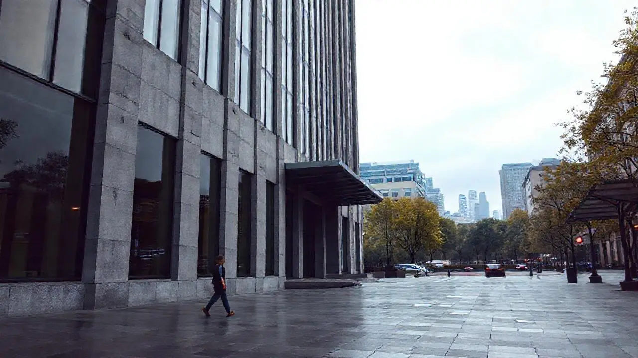 Edificio moderno, urbano y sereno
