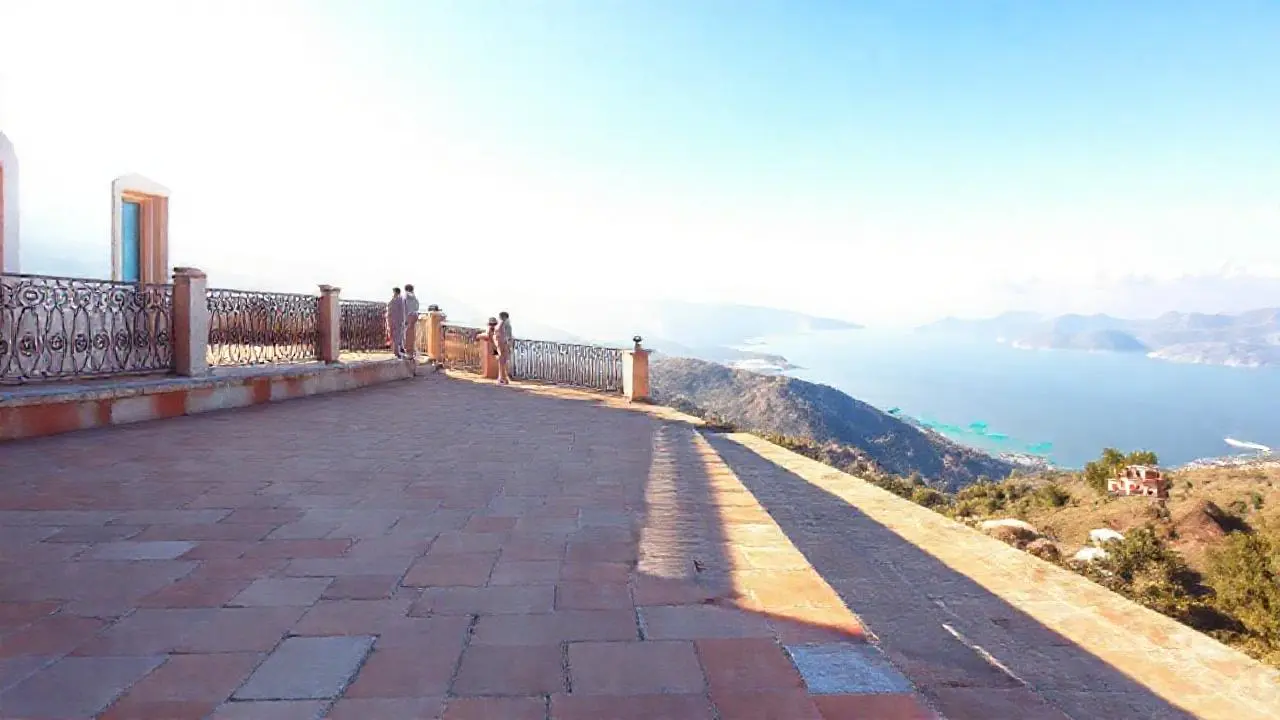 Tranquila terraza con amplia vista al mar