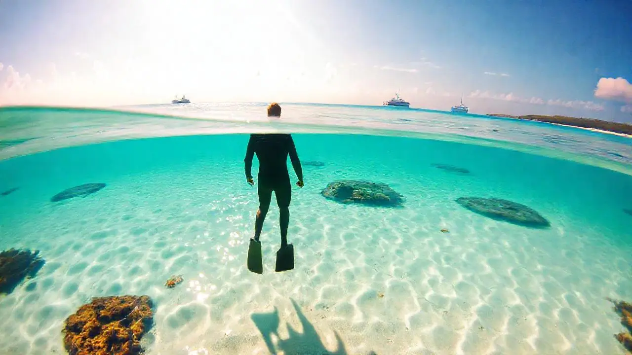 Océano tranquilo, luminoso y extenso