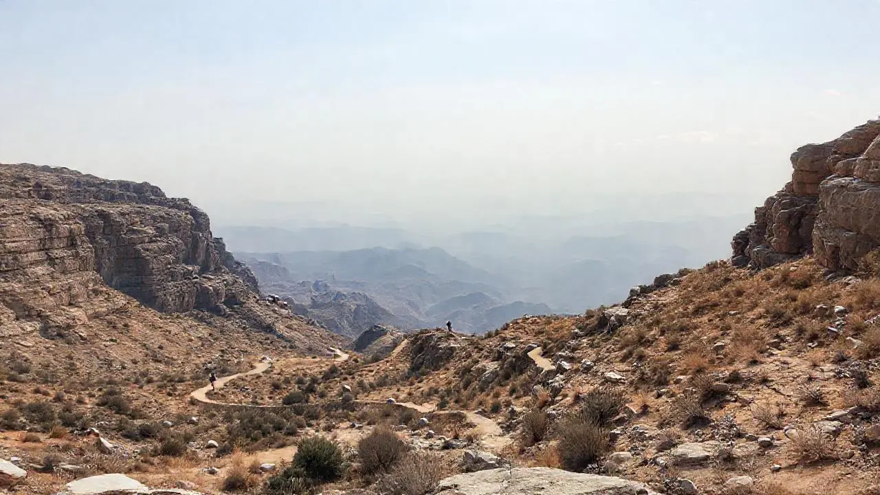 Paisaje rocoso, vasto, silencioso y distante