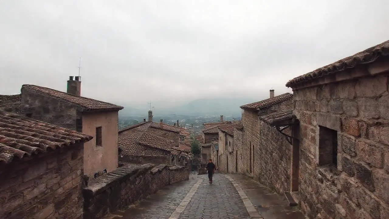 Vieja ciudad, ambiente brumoso y tranquilo