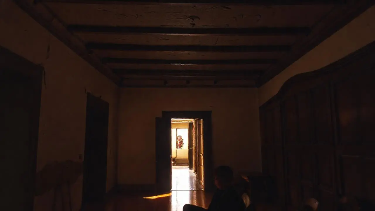 Ambiente íntimo, cálido y ligeramente antiguo