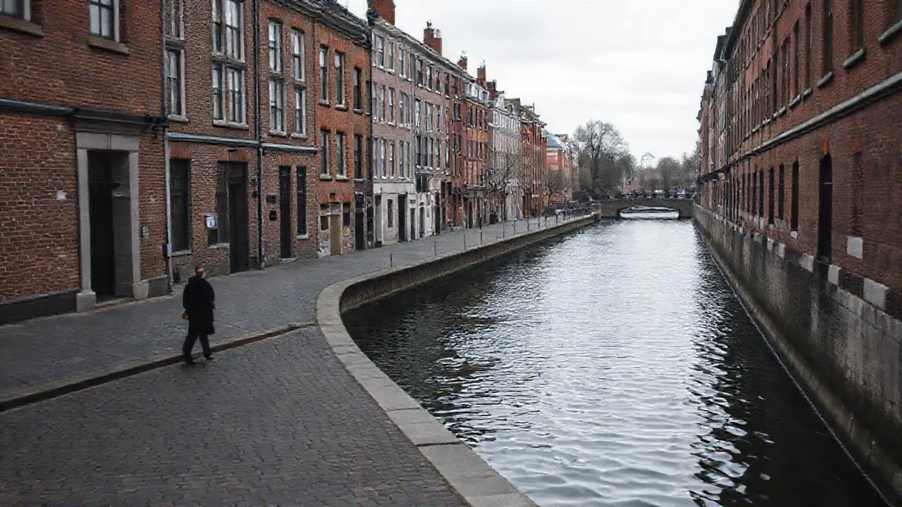 Calle antigua, atmósfera serena y grisácea