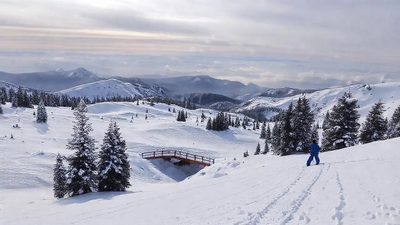 Invierno, nieve y un esquiador en la montaña