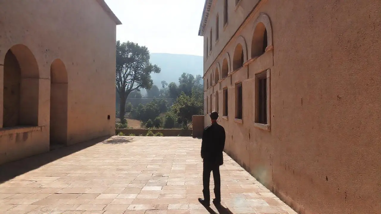 Tranquilidad y espacio bajo un cielo azul