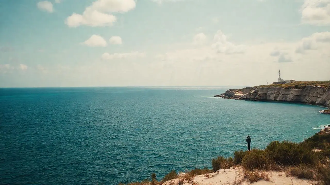 Costa rocosa, calma y lejana soledad