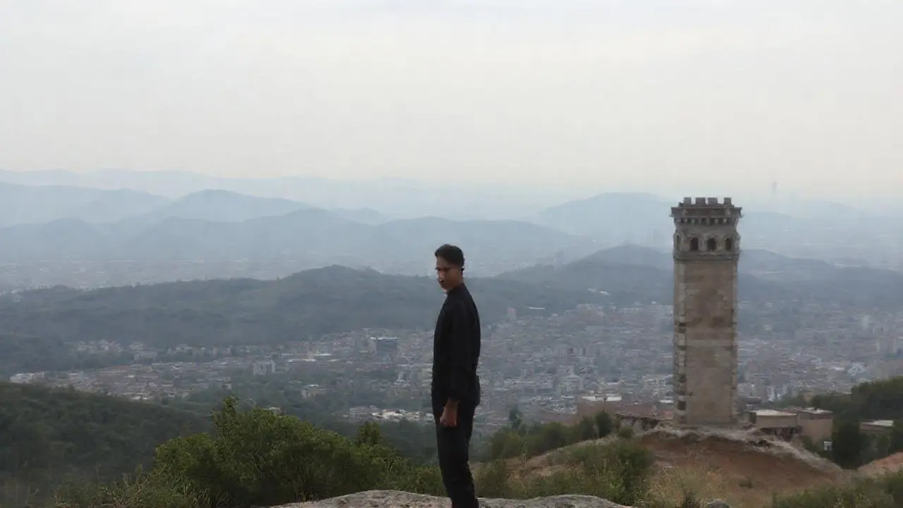 Paisaje urbano brumoso y silencioso