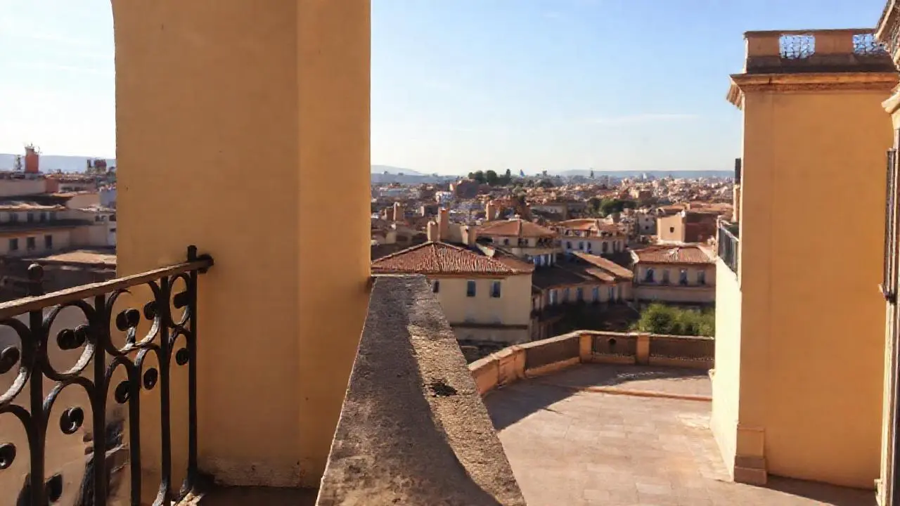 Balcón soleado con vista a Barcelona