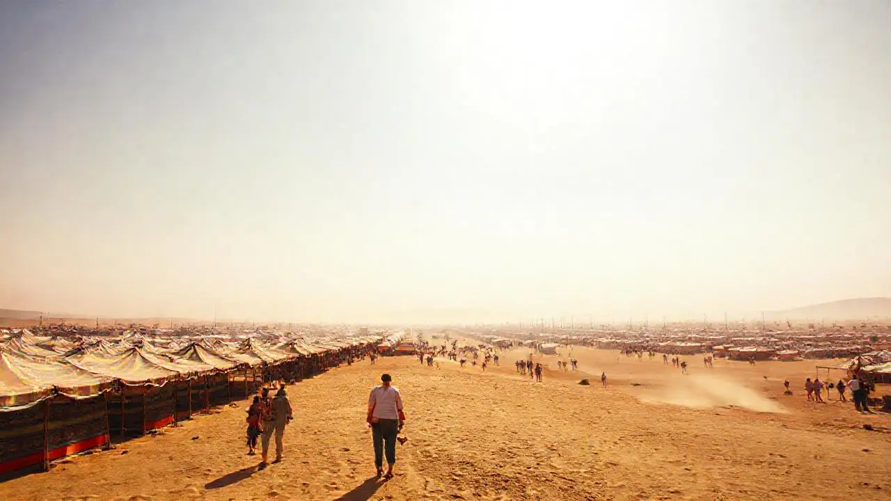 Feria soleada, inmensa y ligeramente polvorienta