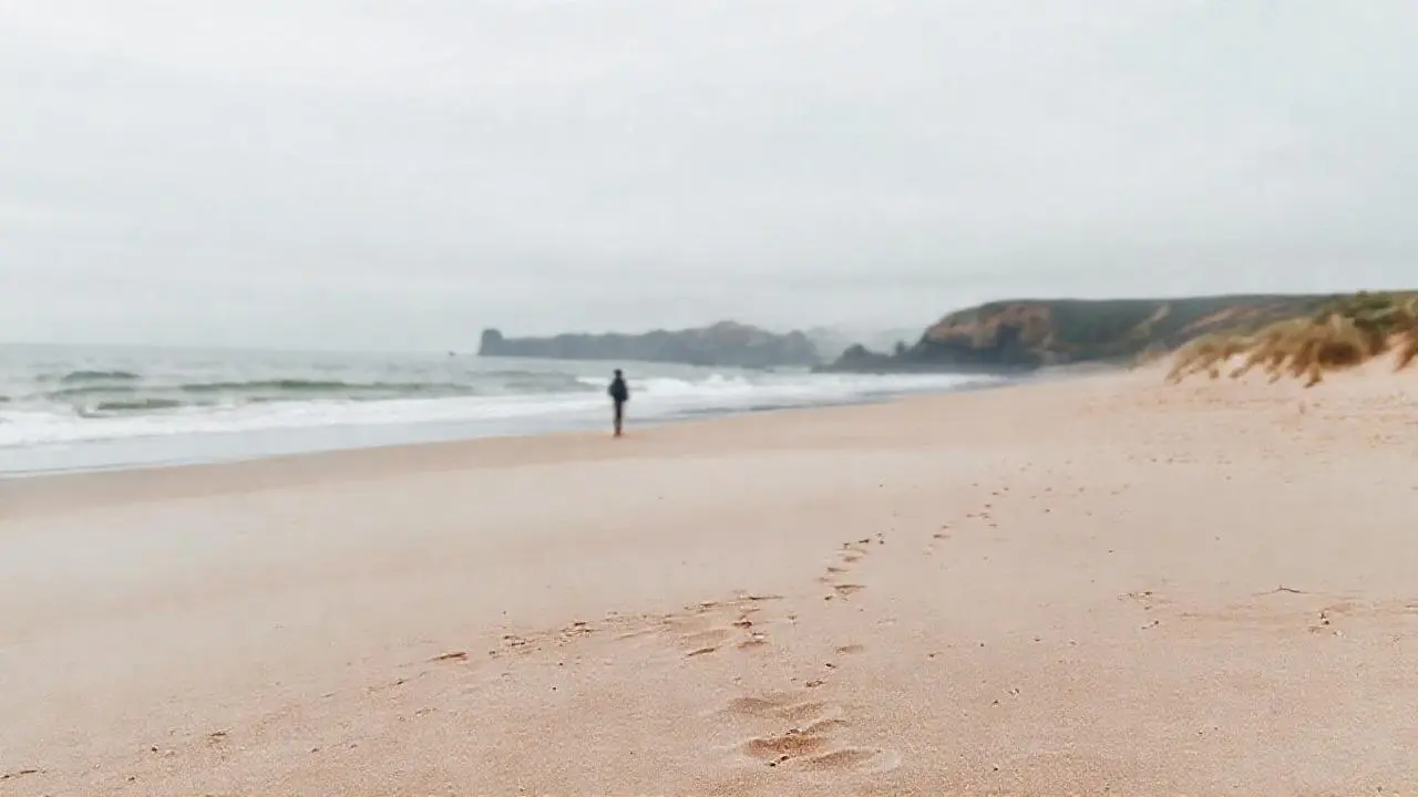 Paisaje costero amplio y sereno