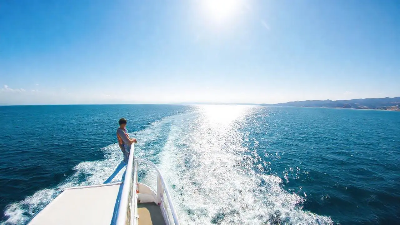 Un tranquilo viaje en ferry al horizonte