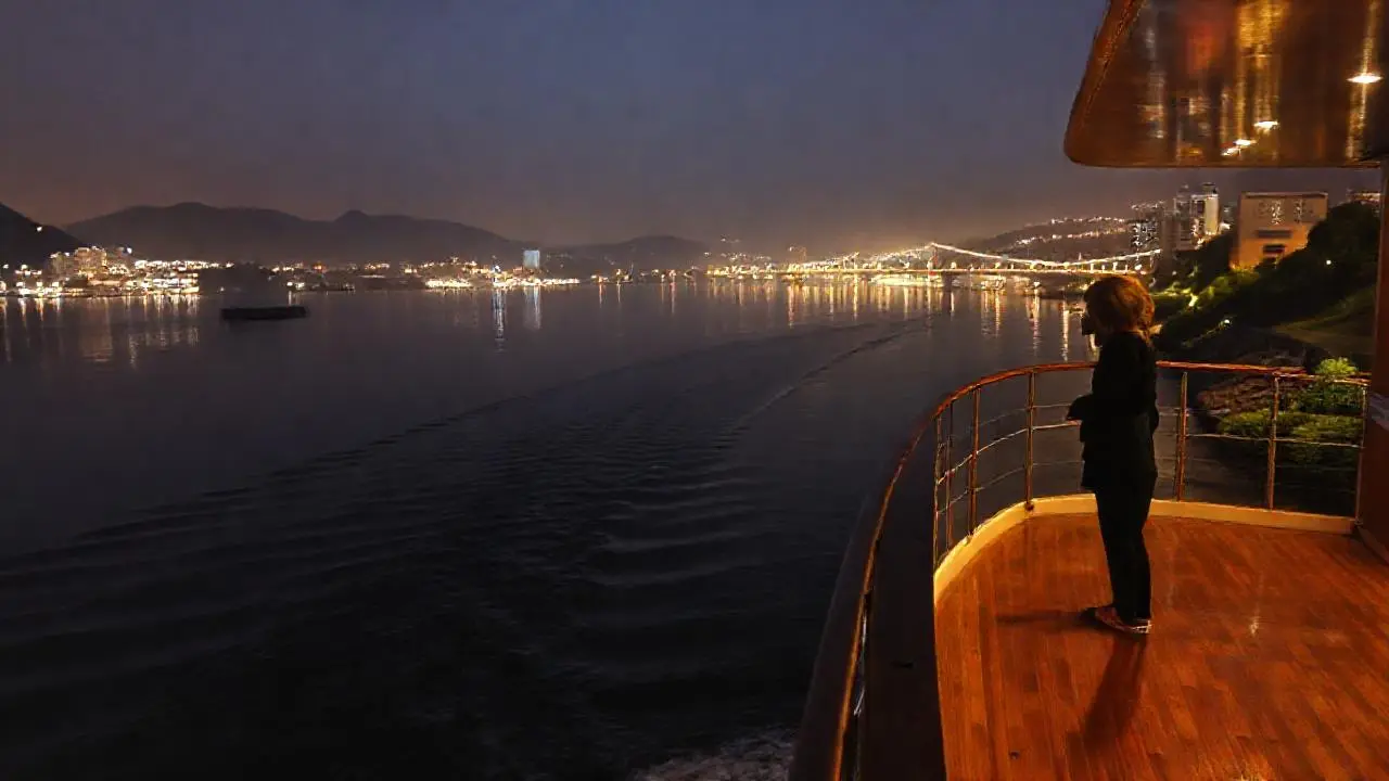 Paz nocturna en un río urbano