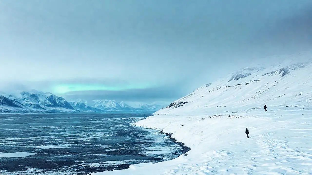 Paisaje invernal vasto, frío y silencioso