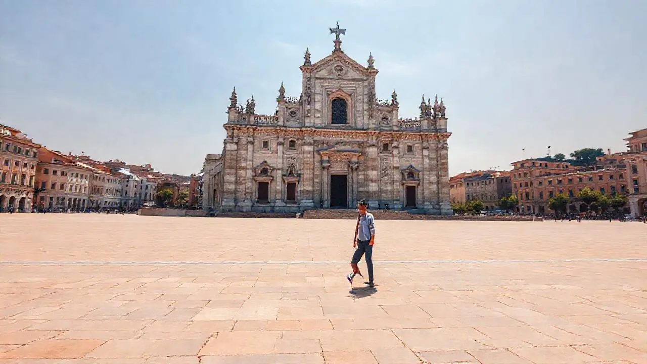 Plaza solemne, luz suave y perspectiva distante