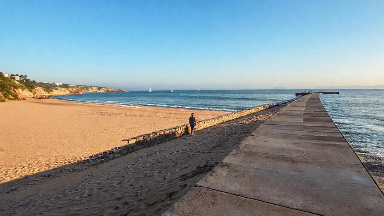Escena costera tranquila, luz cálida y serena