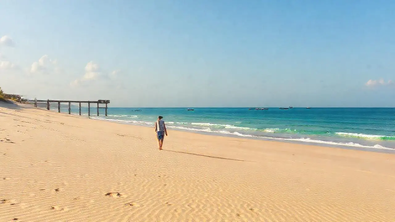 Playa tranquila, luz suave y horizonte lejano