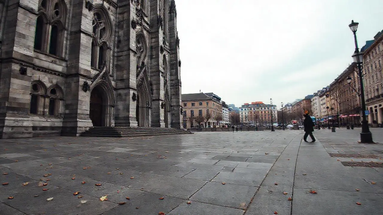 Fachada gótica gris, ambiente urbano melancólico