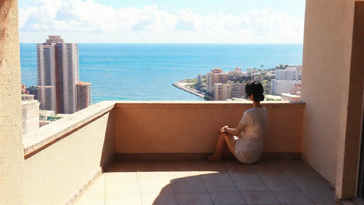 Tranquilidad costera bajo la luz suave