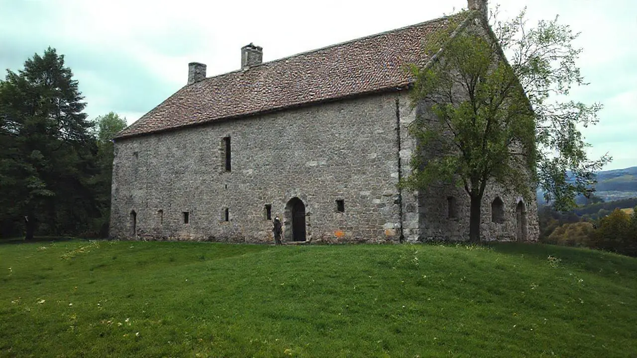Edificio antiguo en paisaje sereno y natural