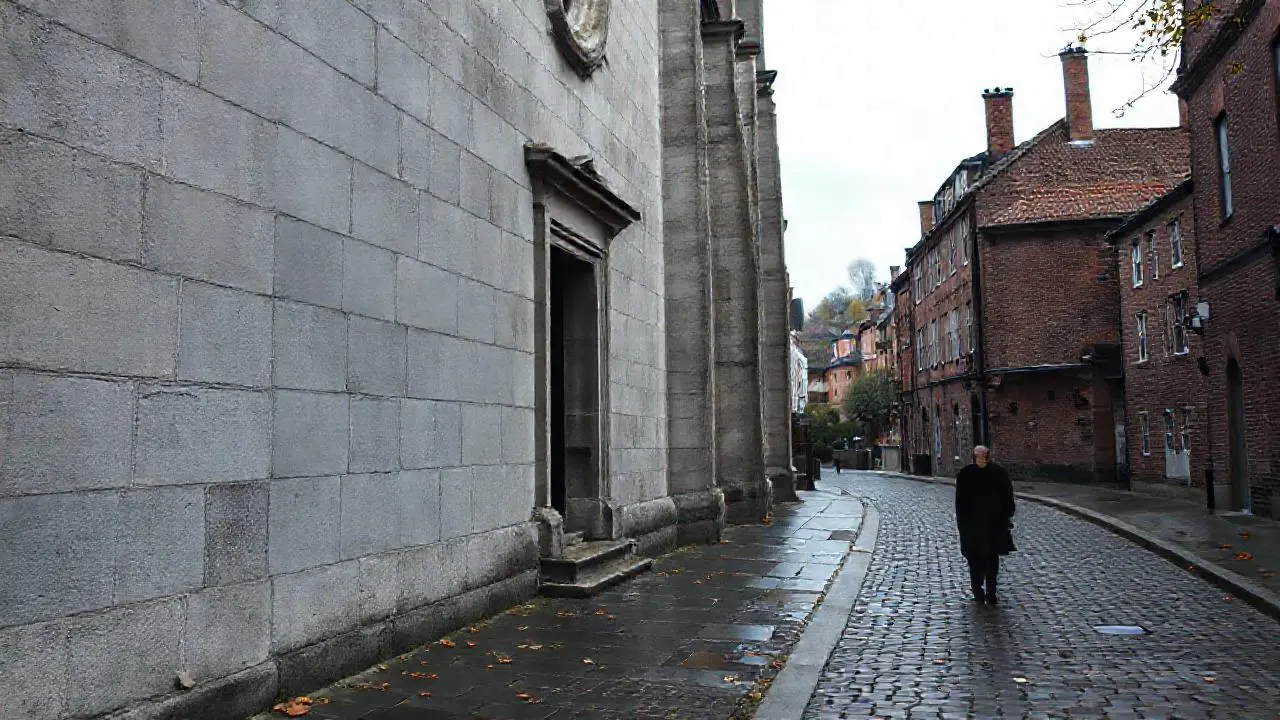 Iglesia antigua y solitaria en ambiente urbano