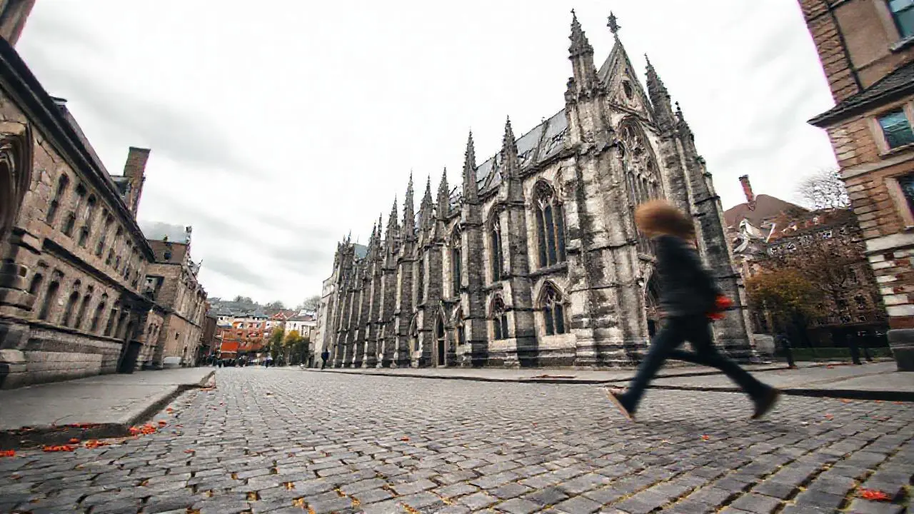 Arquitectura gótica imponente, atmósfera melancólica y urbana