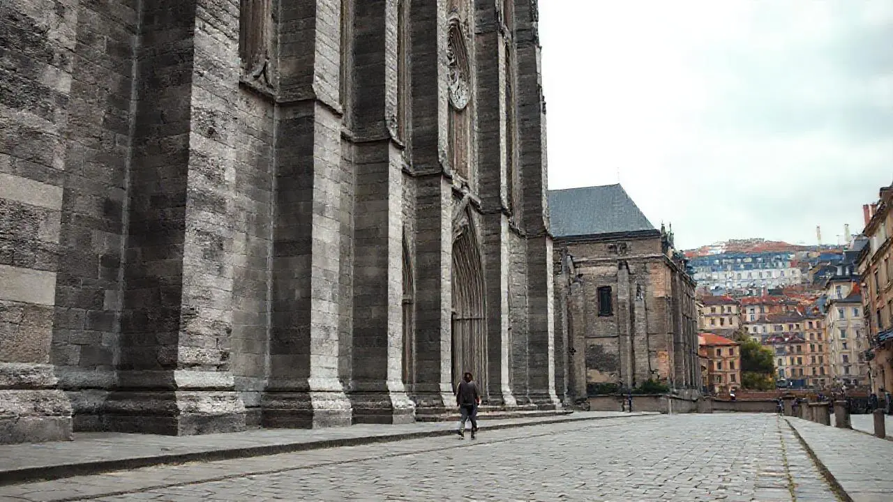 Catedral imponente bajo luz suave y serena