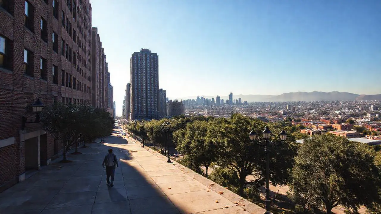 Ciudad vibrante, urbana y ligeramente polvorienta
