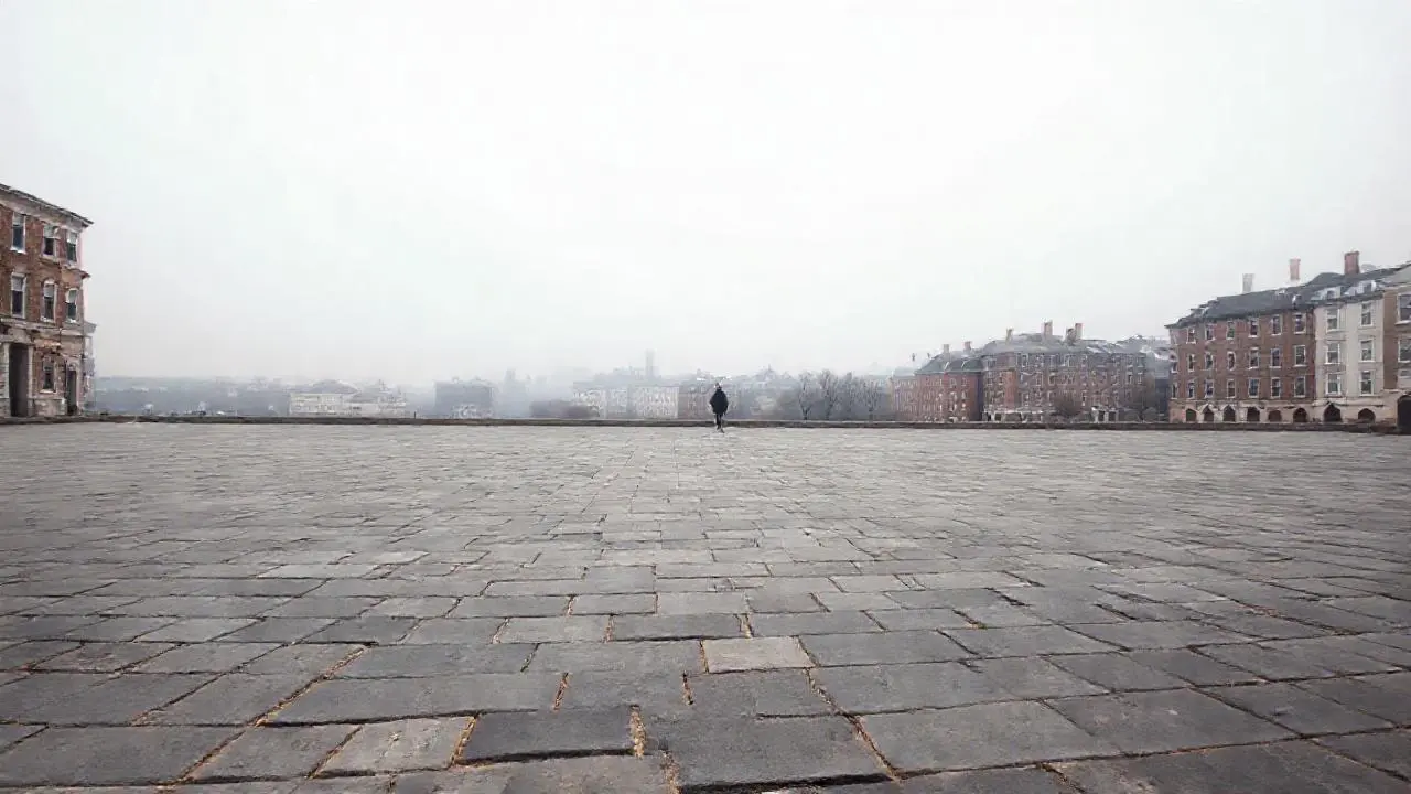 Ciudad tranquila bajo cielo grisáceo