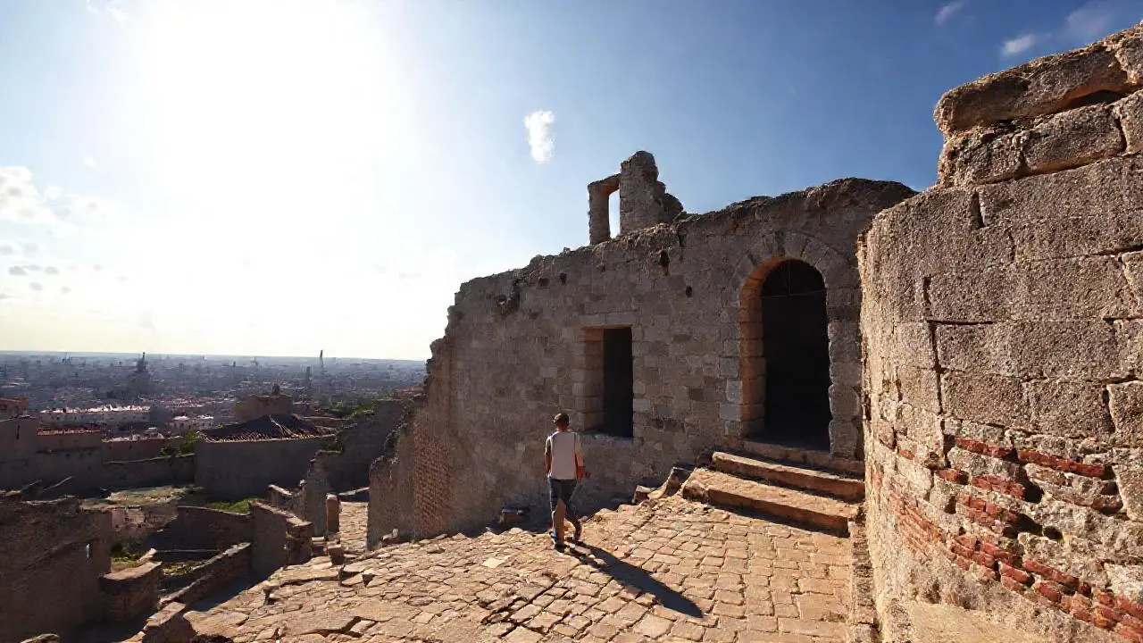 Ruinas antiguas bajo luz natural serena