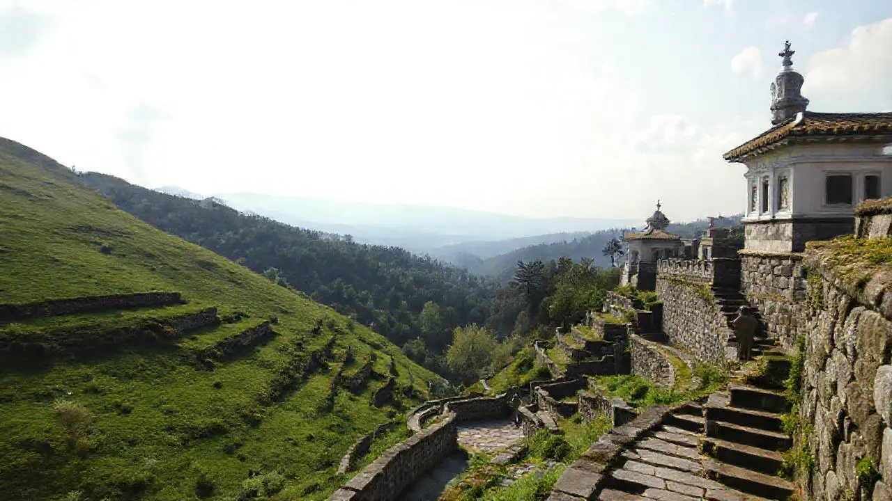 Paisaje sereno, montañoso y con arquitectura antigua