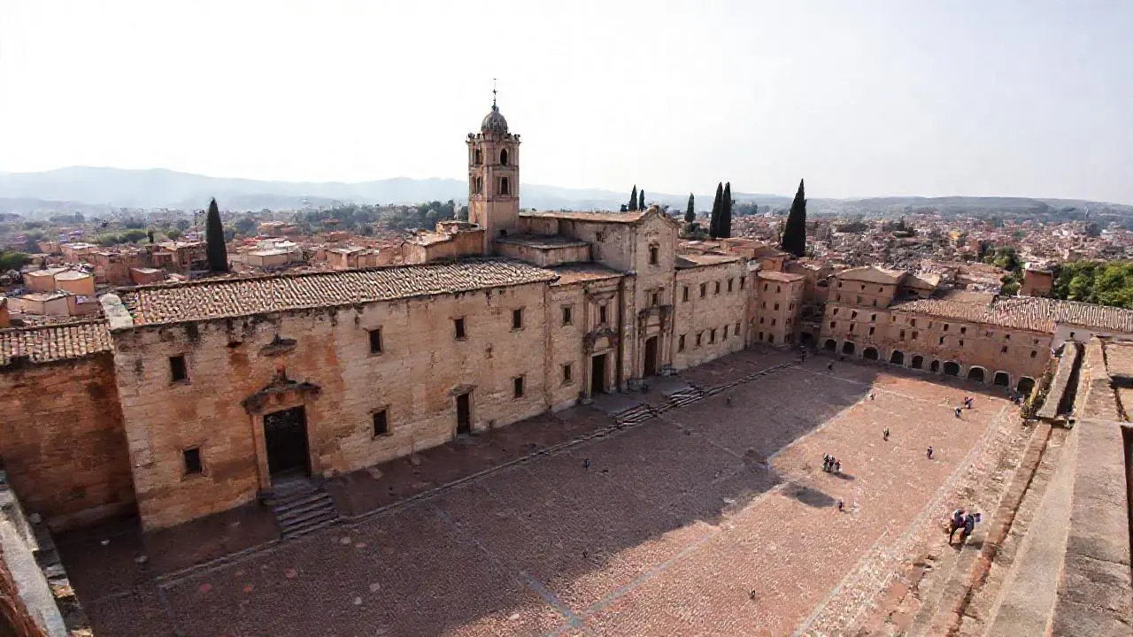 Vieja ciudad con ambiente histórico y vasto