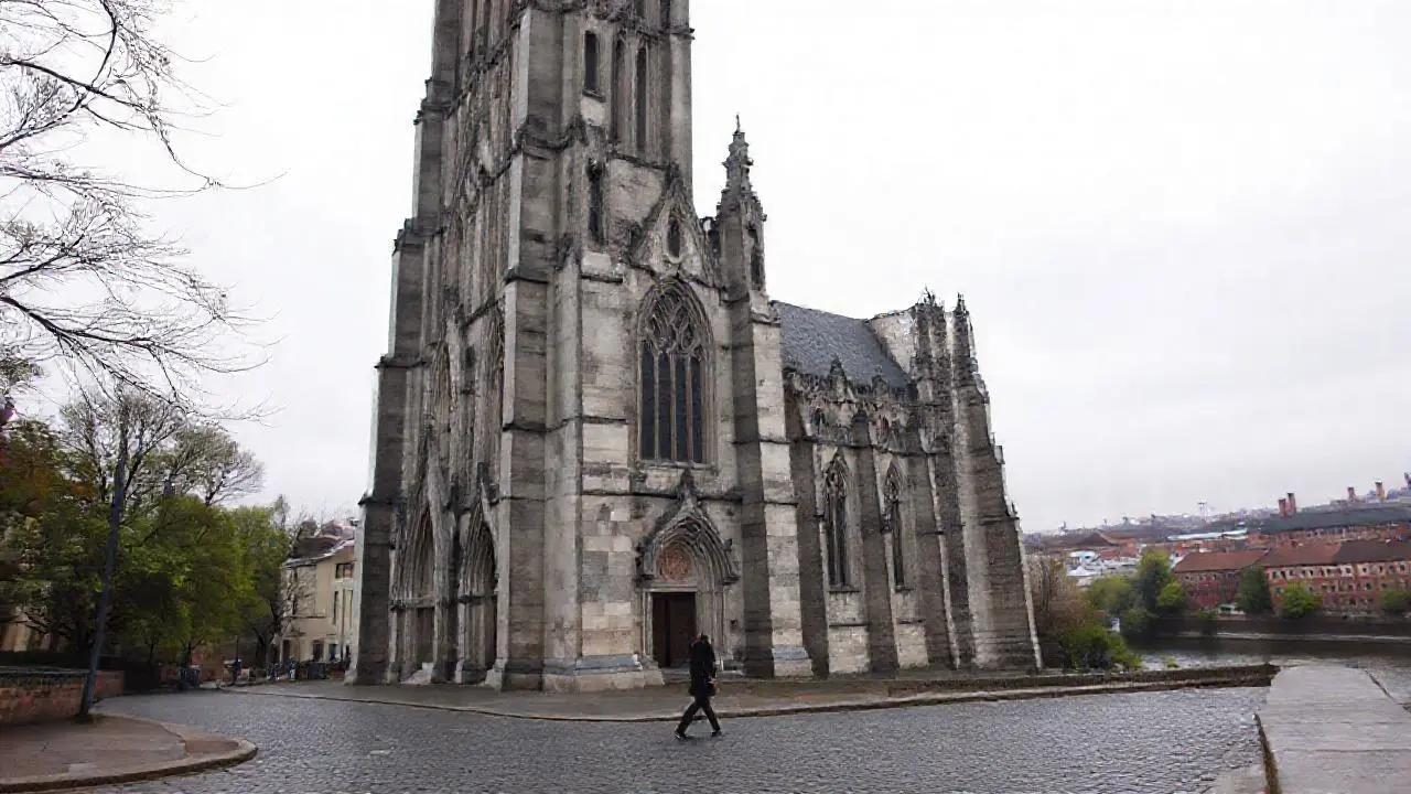 Catedral gótica imponente bajo cielo nublado