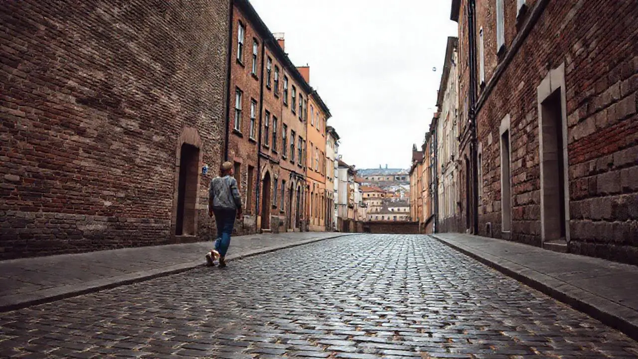 Calle histórica, ambiente tranquilo y realista
