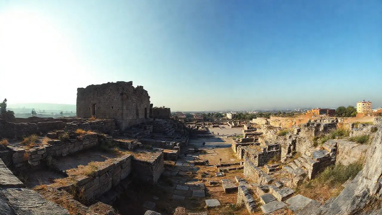 Ruinas antiguas bajo luz suave y distante