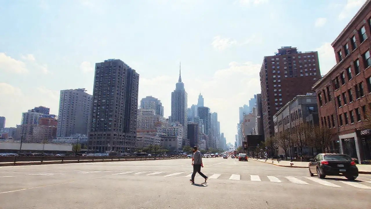 Ciudad moderna, luminosa y ligeramente difusa
