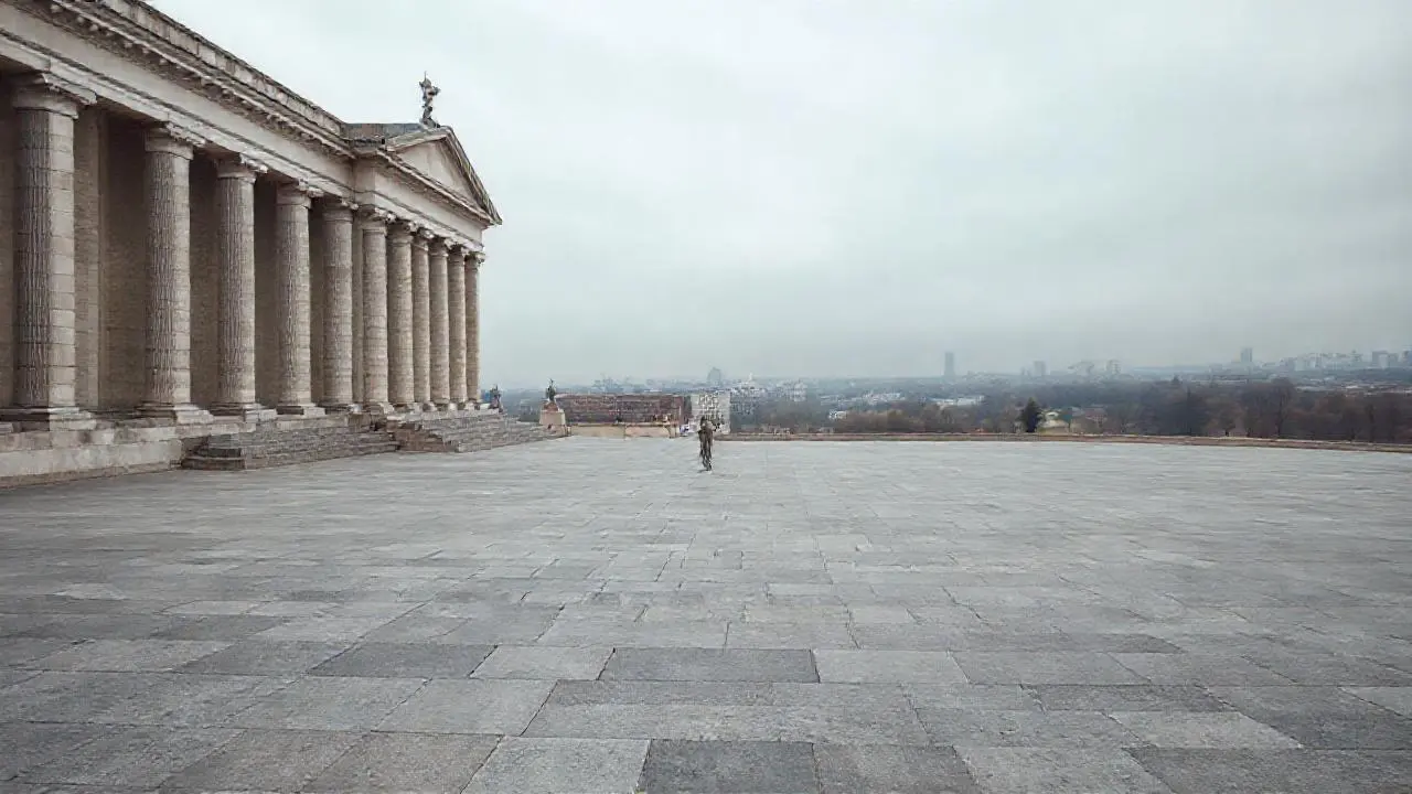 Arquitectura imponente bajo cielo gris y bruma
