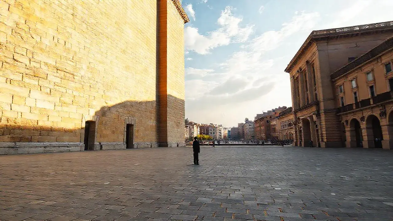 Escena urbana serena, arquitectura de piedra y figura