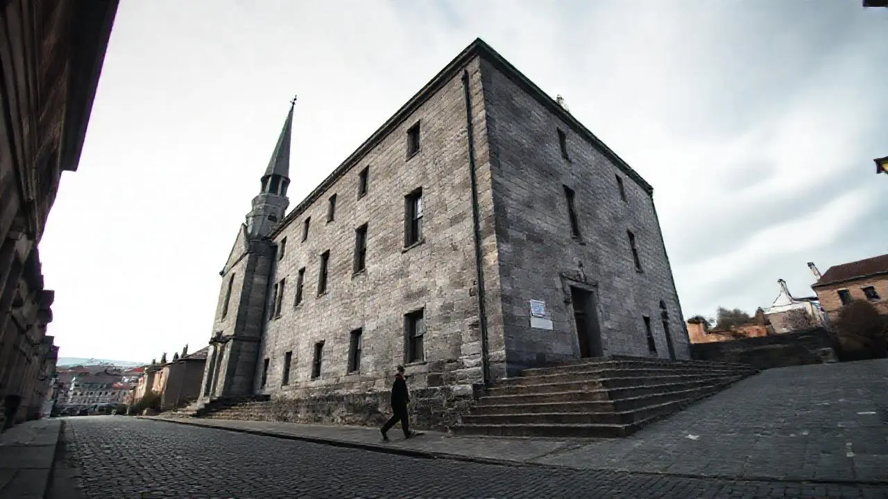 Edificio antiguo, urbano, y ligeramente brumoso