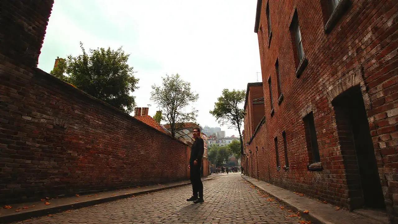 Calle urbana tranquila, atmósfera nostálgica y tenue