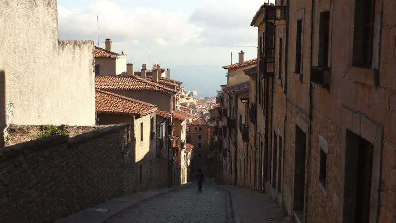 Calle antigua, tranquila y soleada