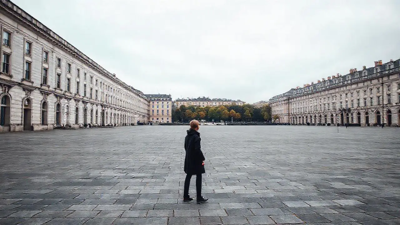 Paisaje urbano tranquilo, gris y difuso