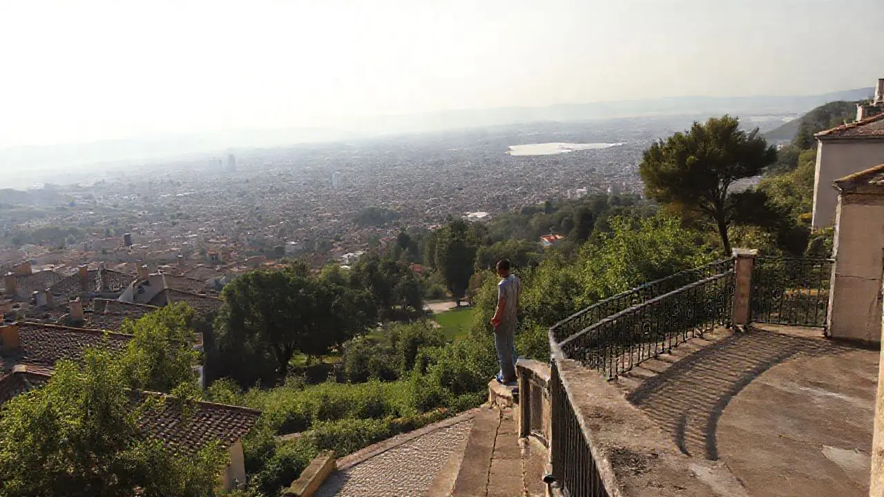Ciudad tranquila bajo cielo suave