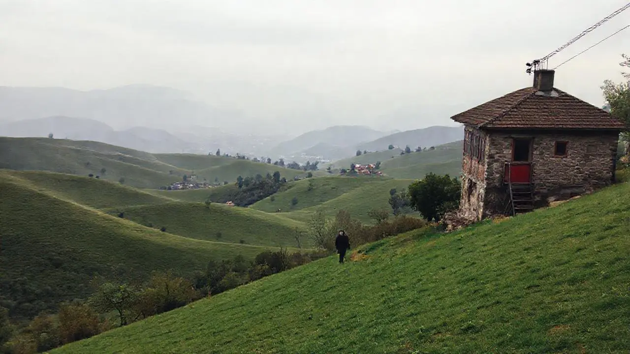 Paisaje rural, tranquilo y brumoso