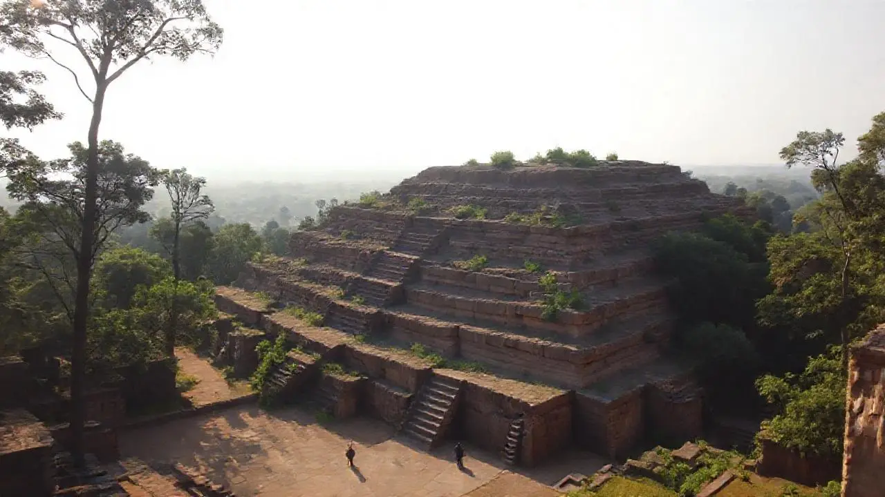 Antigua pirámide en paisaje verde y sereno